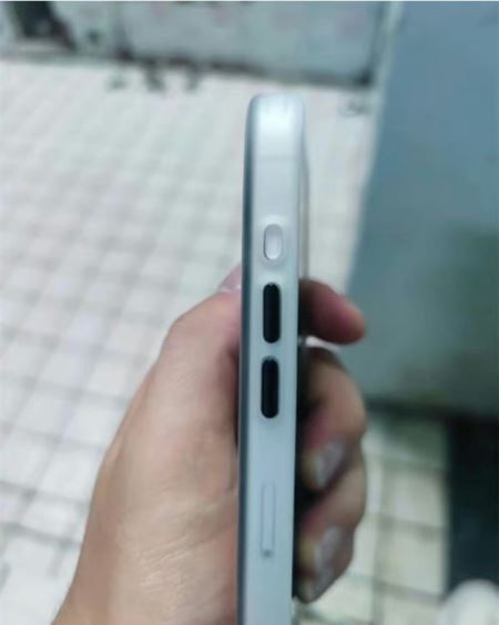 iPhone 15 Pro ukazuje USB-C a action tlačidlo