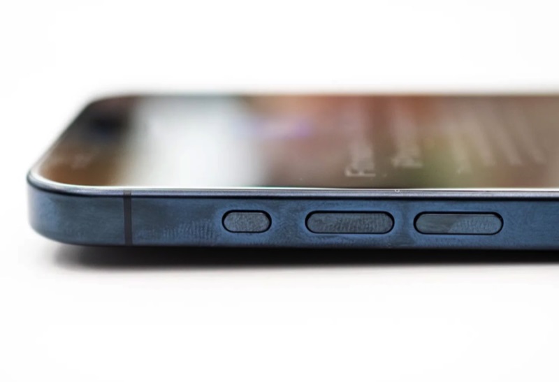 Titnov iPhone 15 Pro mobily menia pri dotyku farbu, zanechvaj odtlaky