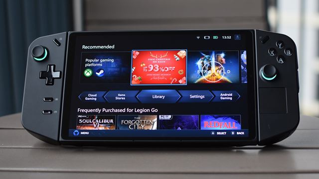 Ktorý herný handheld kúpiť ako darček pod vianočný stromček?