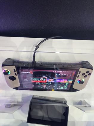 MSI Claw 8 AI+ sa ukazuje na Computexe