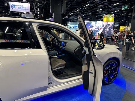Gamescom 2024: Automobilové Uno v BMW dokazuje, že do auta patria jedine párty hry