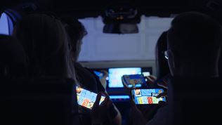 Gamescom 2024: Automobilové Uno v BMW dokazuje, že do auta patria jedine párty hry