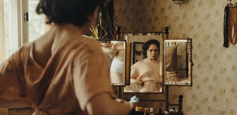 Štyri dievčatá, štyri podobné osudy. Do kín prichádza znepokojivá kronika ženstva Pohľad do slnka / In die Sonne schauen