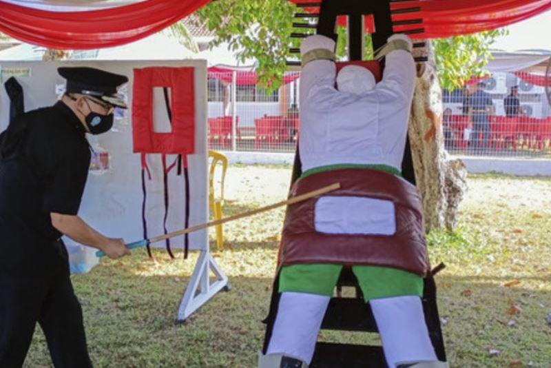 Scameri zo Singapúru dostanú po zadku, doslova