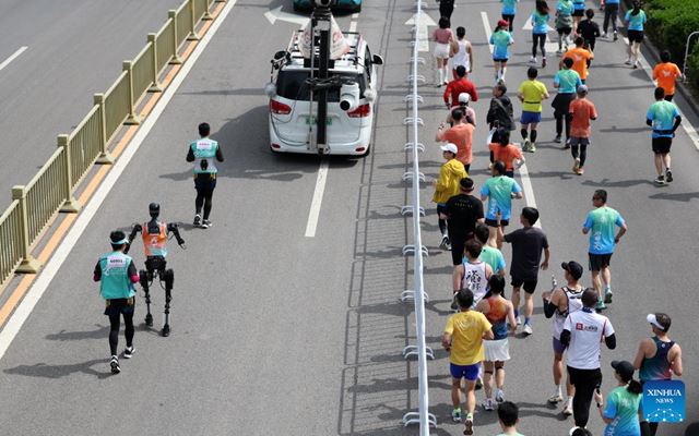 V Číne behali maratón ľudia proti humanoidným robotom