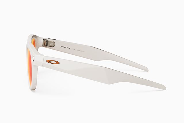 Meta predstavil inteligentné okuliare Oakley