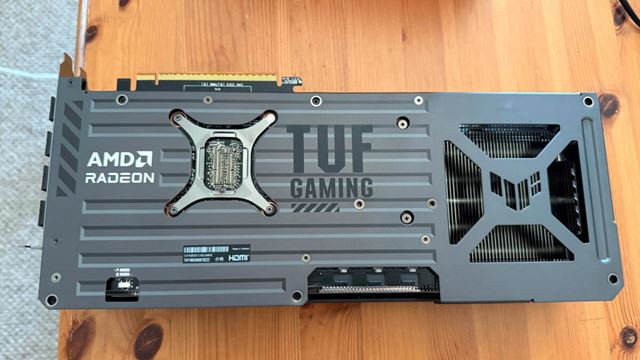 Asus omylom spojil GTX 50 a RX 9070 XT do jednej grafickej karty