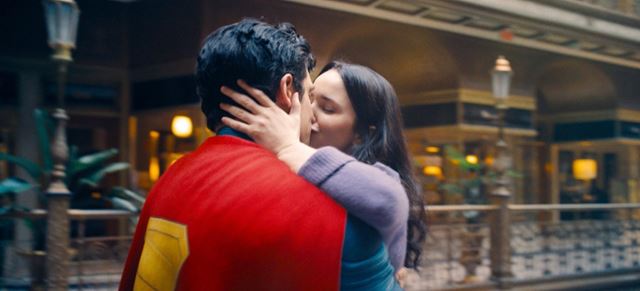 Superman od Jamesa Gunna je ľahký, farebný blockbuster, ale vopred spoznajte postavy. Recenzia Miša Korca
