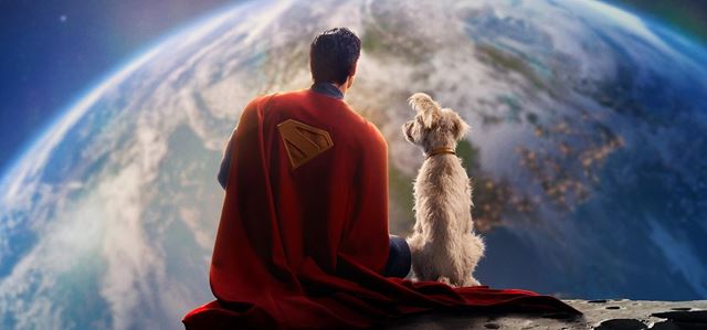 Superman od Jamesa Gunna je ľahký, farebný blockbuster, ale vopred spoznajte postavy. Recenzia Miša Korca