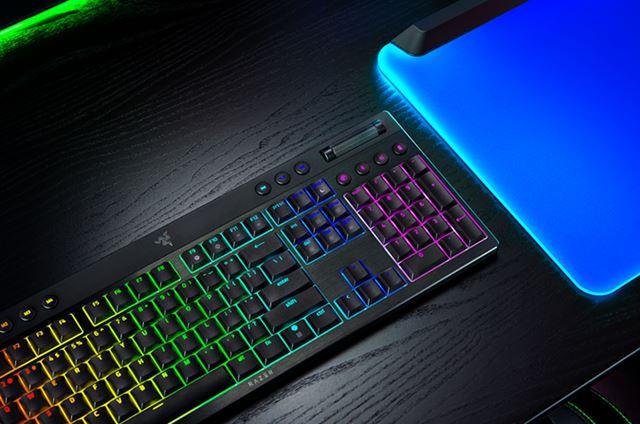 Razer predstavil lowprofilové BlackWidow V4 klávesnice