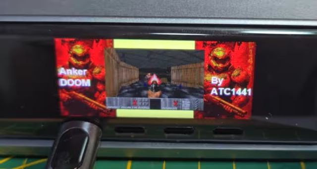 Doom si zahráte aj na powerbanke