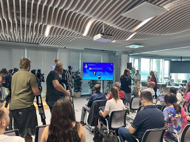 Umelá inteligencia zvyšuje sofistikovanosť podvodov cez telefón. O2 chráni zákazníkov a štartuje edukačnú kampaň „Otázka za milión“