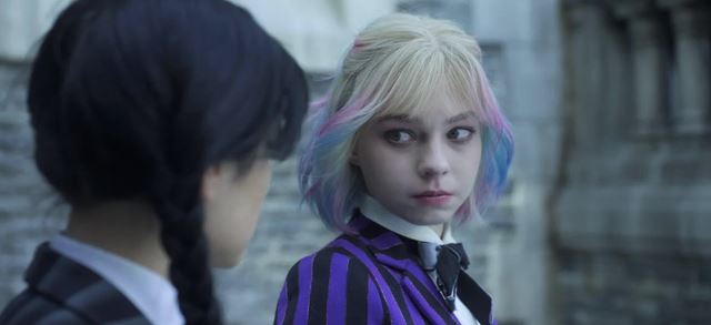 Druhá séria Wednesday vo veľkom stavia na tom, čo fungovalo pred 3 rokmi, no už to tak dobre nedopadlo