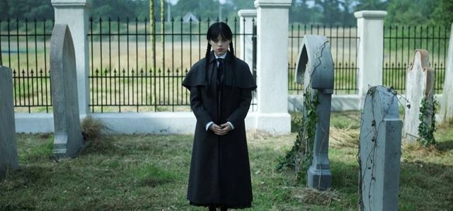 Druhá séria Wednesday vo veľkom stavia na tom, čo fungovalo pred 3 rokmi, no už to tak dobre nedopadlo