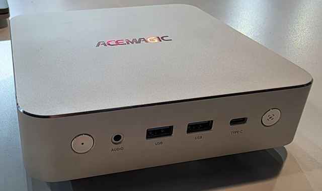 Acemagic na CES okrem NES miniPC ukázal aj verziu v PS1 dizajne