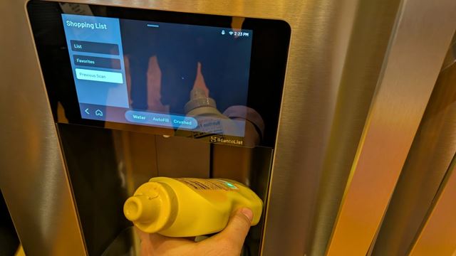 Chcete chladničku so skenerom čiarových kódov a kamerou?