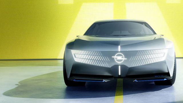 Opel STX ukazuje kombi budúcnosti, elektromobil má pohon 4x4 a aktívnu aerodynamiku