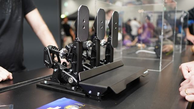 Fanatec predstavil na SimRacing Expo 2026 volant Project Obsidian a ďalšie novinky na rok 2027