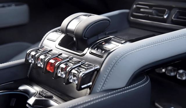 Čína od roku 2027 zakáže výsuvné kľučky, yoke volant a vráti fyzické tlačidlá