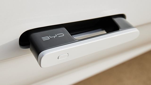 Čína od roku 2027 zakáže výsuvné kľučky, yoke volant a vráti fyzické tlačidlá