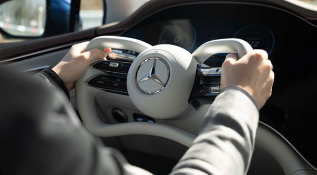 Čína od roku 2027 zakáže výsuvné kľučky, yoke volant a vráti fyzické tlačidlá