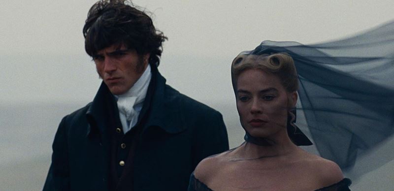 Búrlivé výšiny - vzťah Cathy s Heathcliffom je bezhranične toxický a devastujúci životy viacerých ľudí v ich okolí