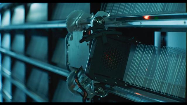 Microsoft vyvíja dátové úložiská z kremíkového skla s vysokou životnosťou v Projecte Silica