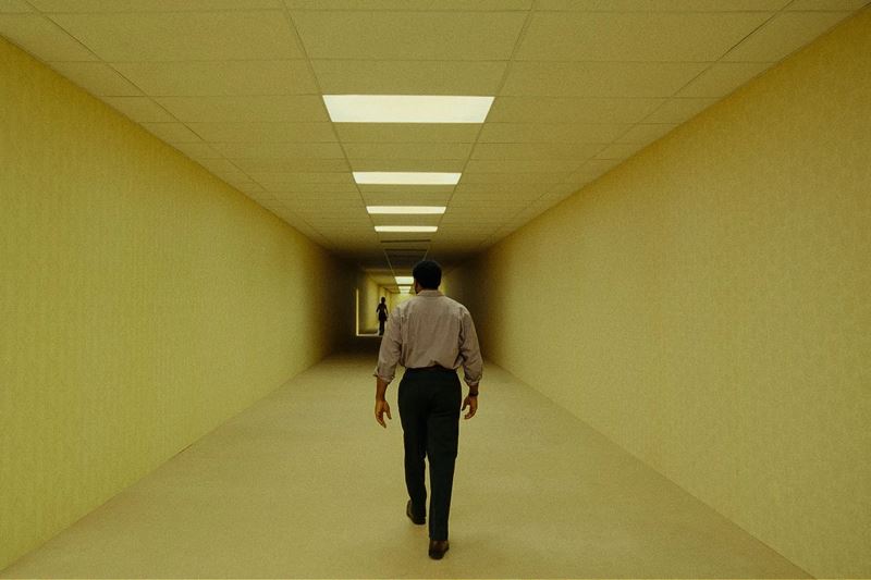 BACKROOMS film prepísal rekordy A24, z internetovej legendy sa stal veľký hororový hit