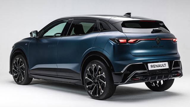 Renault Megane E-Tech dostal väčší dojazd, rýchlejšie nabíjanie a Google Gemini