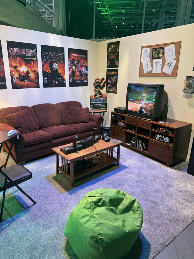 Xbox včera na Fanfeste rozdával konzoly a pripravil tam aj izby z každej generácie Xboxu