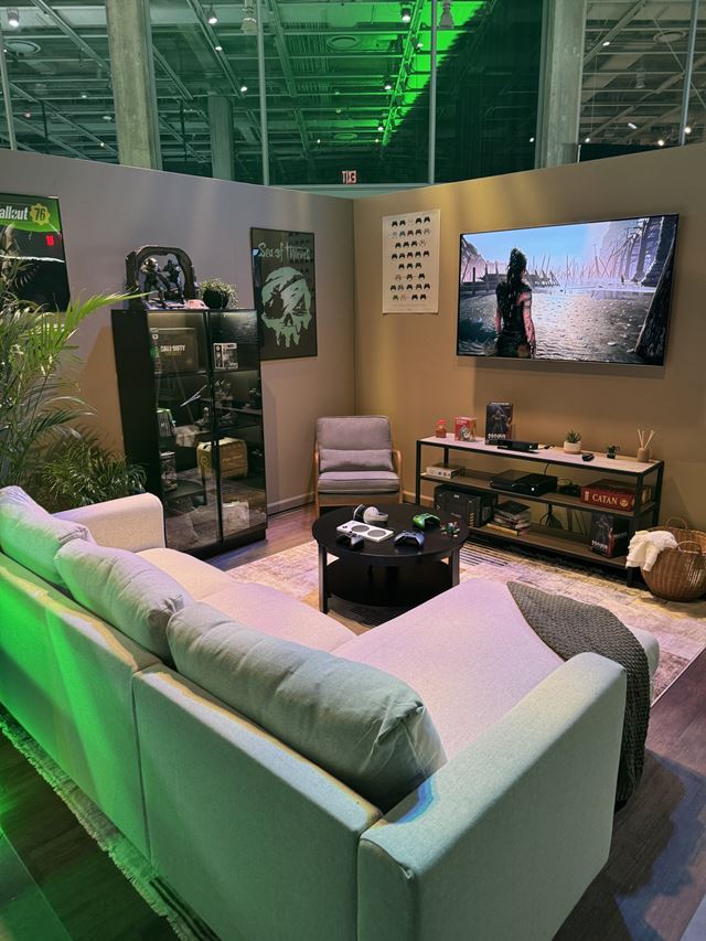 Xbox včera na Fanfeste rozdával konzoly a pripravil tam aj izby z každej generácie Xboxu