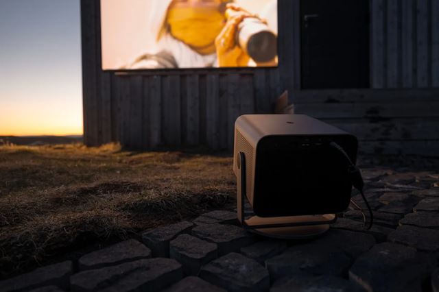 Leica predstavila kompaktný 4K projektor Cine Compact 1