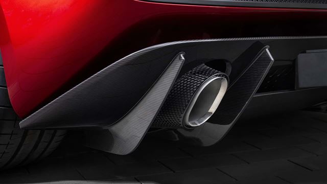 McLaren po 34 rokoch vracia manuál, McL 6GT nadväzuje na legendárny F1