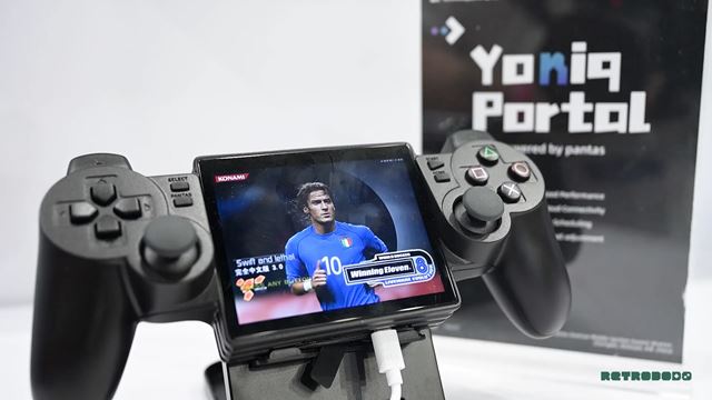 Yoniq Portal vyzerá ako DualShock 2 prerobený na handheld