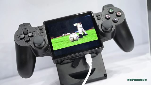 Yoniq Portal vyzerá ako DualShock 2 prerobený na handheld