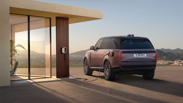 Range Rover konečne ukázal svoj prvý elektromobil. Má 118,5 kWh batériu a 800 V architektúru