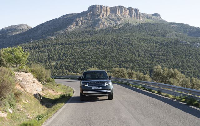Range Rover konečne ukázal svoj prvý elektromobil. Má 118,5 kWh batériu a 800 V architektúru