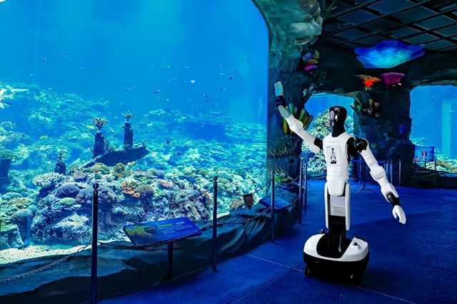 V Chimelong Spaceship Parku nasadili viac ako 300 robotov na vystúpenia, sprevádzanie aj služby návštevníkom