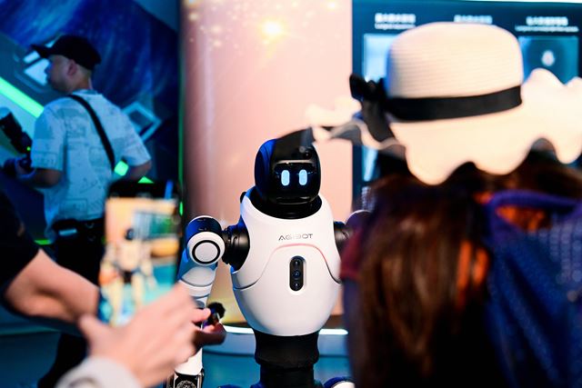 V Chimelong Spaceship Parku nasadili viac ako 300 robotov na vystúpenia, sprevádzanie aj služby návštevníkom