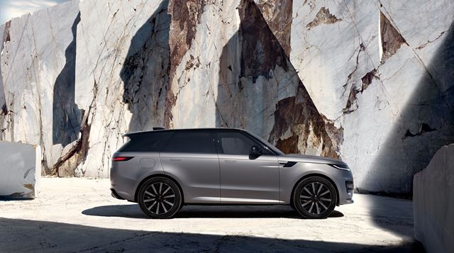 Elektrický Range Rover Sport ponúkne dojazd do 609 km, nabíjanie výkonom 350 kW a cenu od 120 tisíc eur