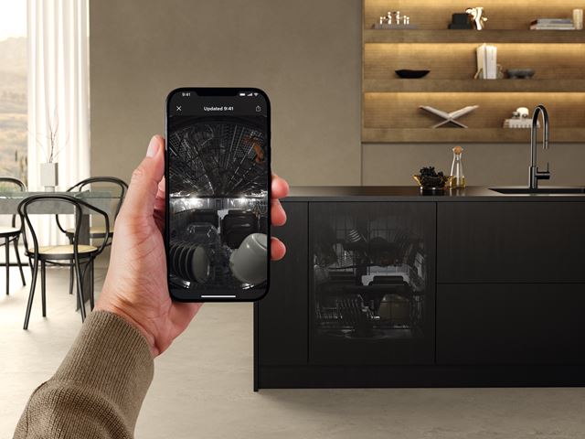 Miele G8 Diamond si kamerou pozrie riad a pomocou AI sama nastaví umývanie