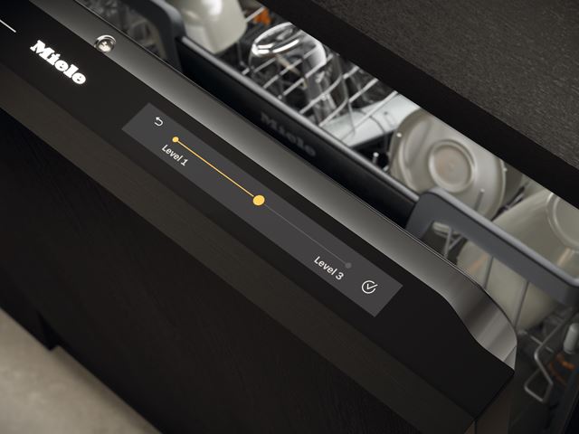 Miele G8 Diamond si kamerou pozrie riad a pomocou AI sama nastaví umývanie