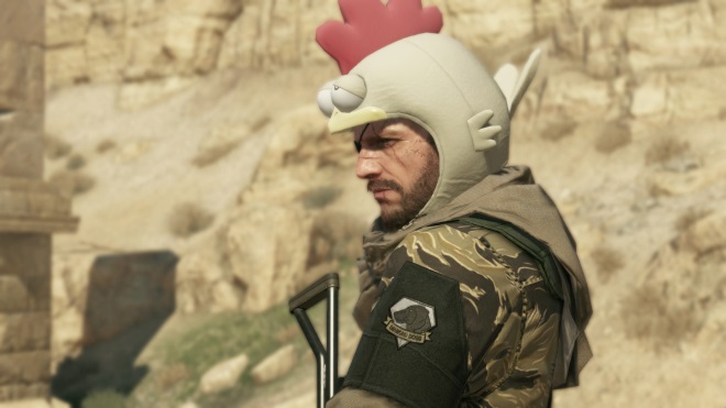 Metal Gear Solid V: The Phantom Pain predstavuje masku kuracej hlavy pre Snakea