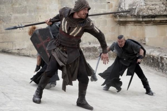 Michael Fassbender v akcii na novch zberoch z Assassin's Creed filmu