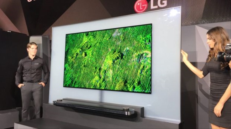 OLED TV od LG si prilepte na stenu