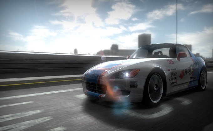 Need for Speed: Shift Replaye v hre neurazia, ale ani z nich nespadne snka.
