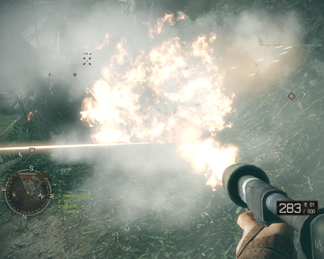 Battlefield: Bad Company 2 - Vietnam Plameomet sce vyzer efektne, ale je nepraktick.