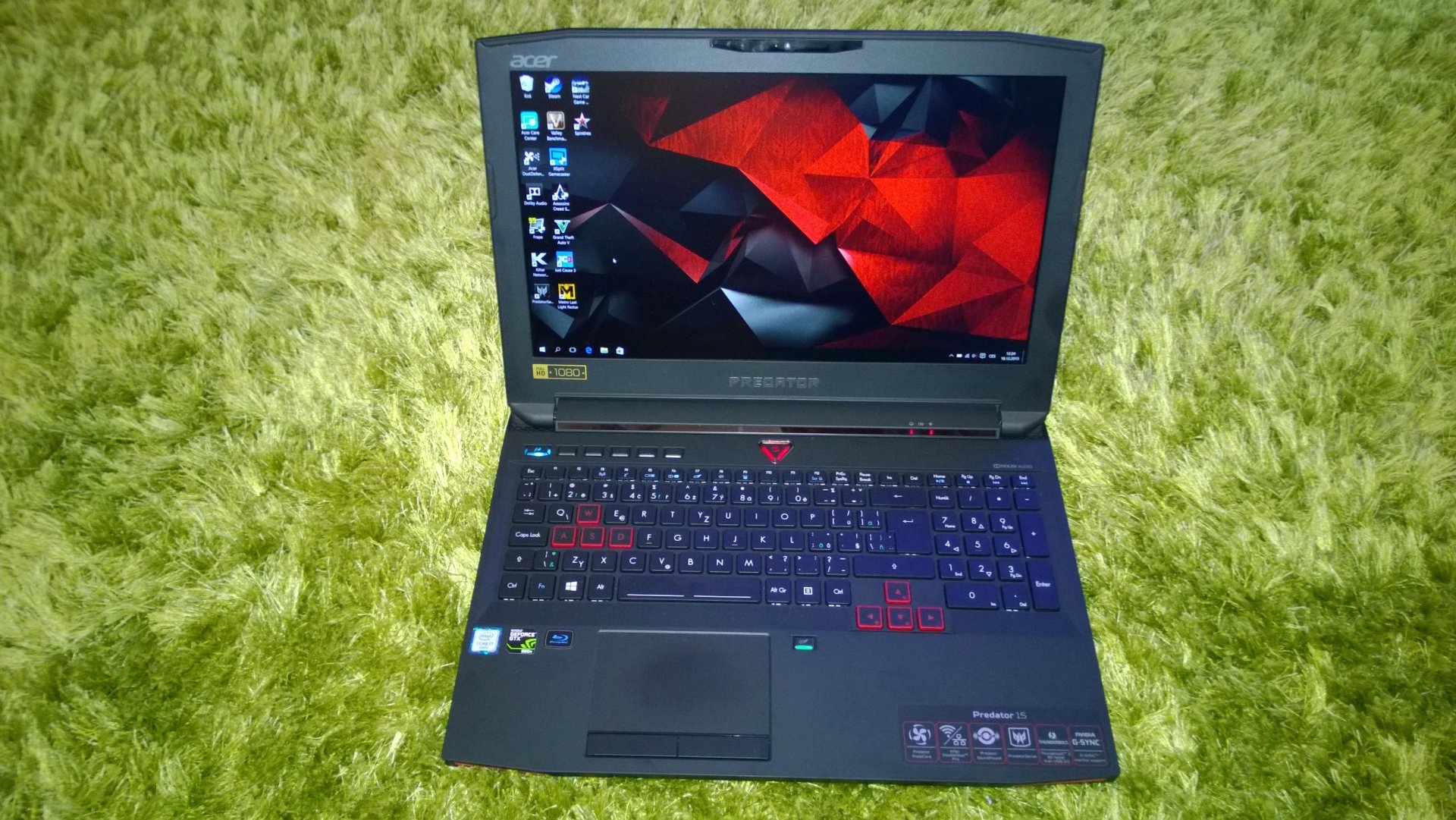Acer Predator 15 Design notebooku je decentn s doplnkami v hernom tle.