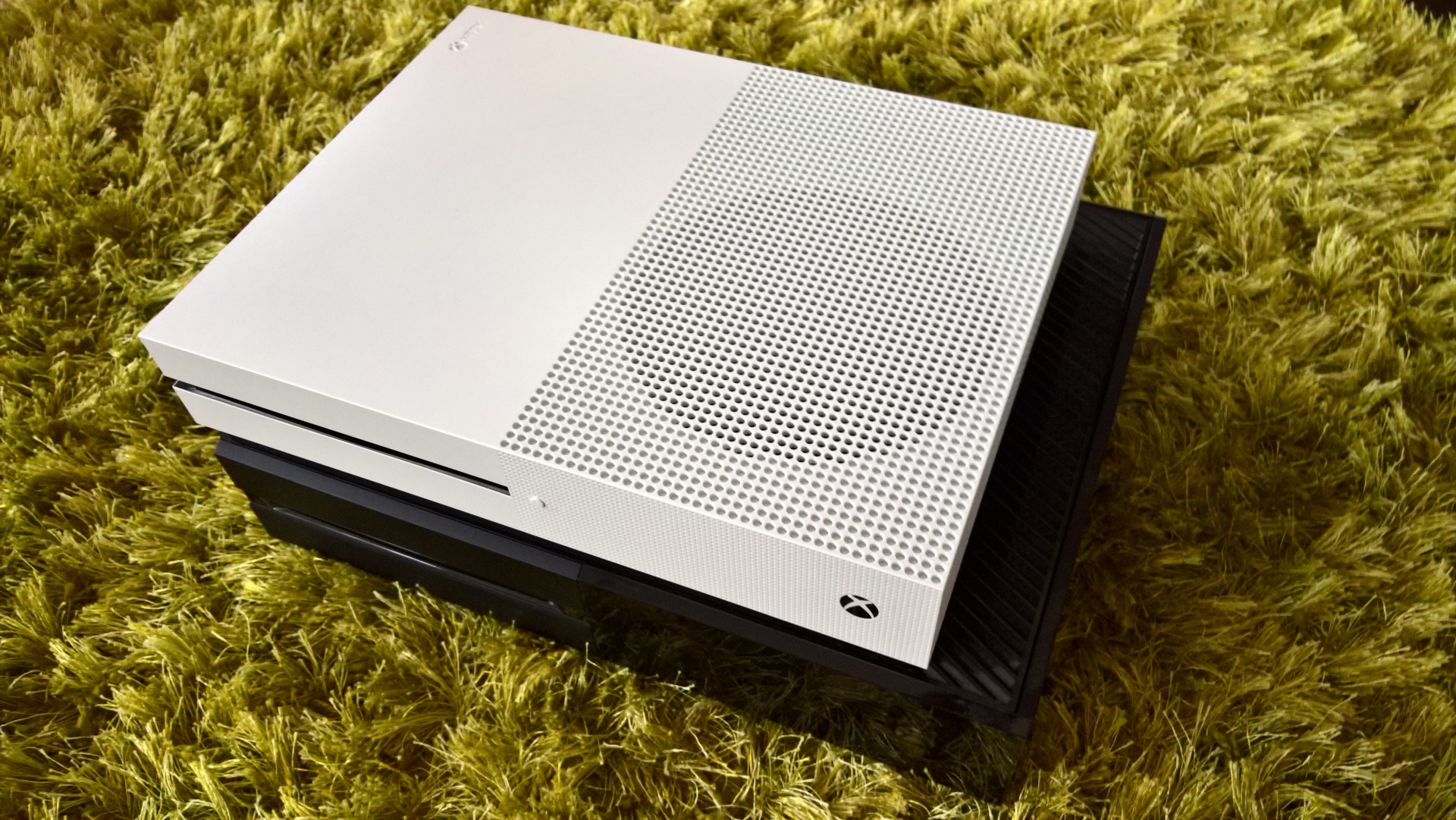 Xbox One S - test Slim verzia je menia po kadej strnke.