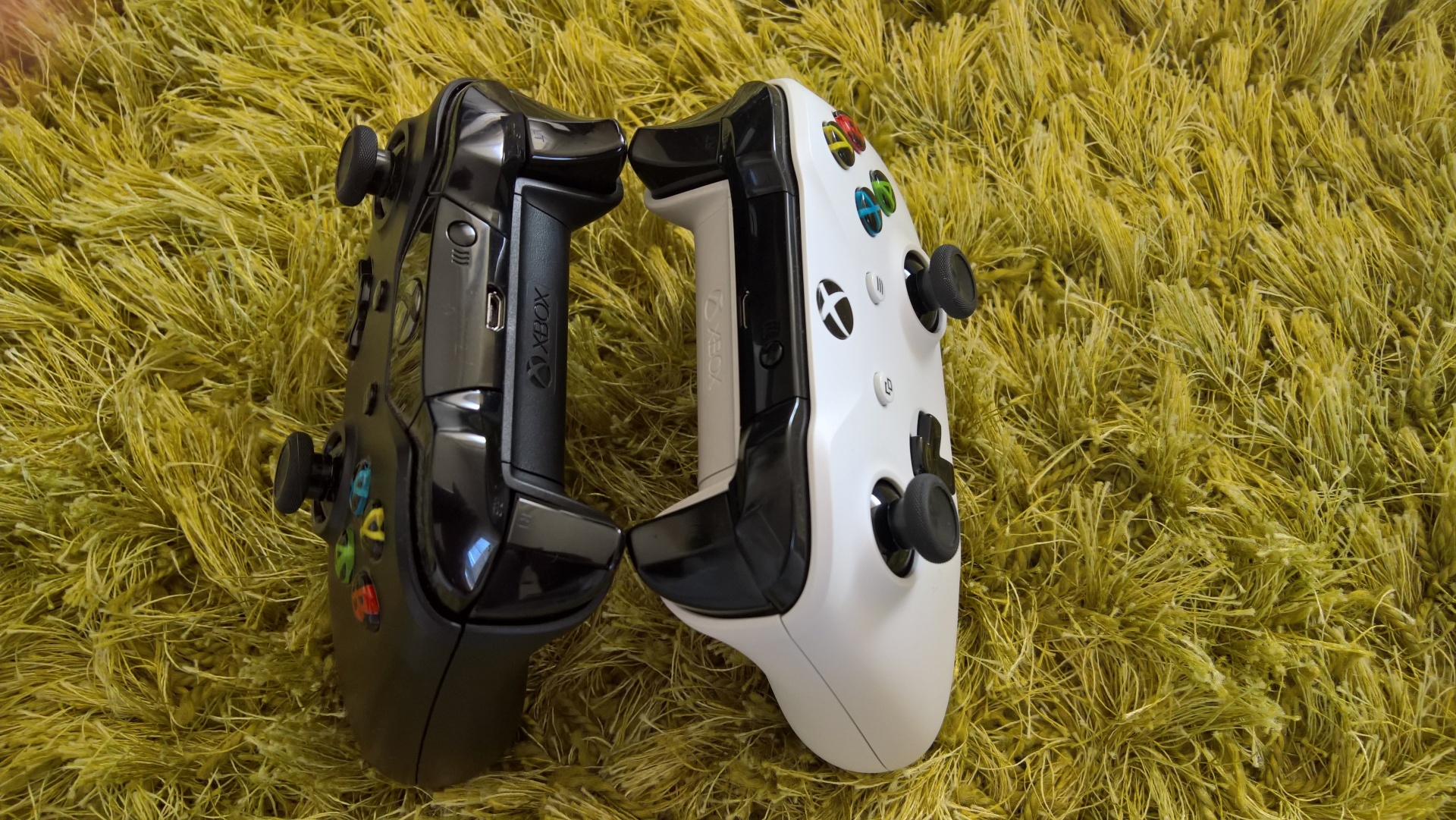 Xbox One S - test Gamepad je dizajnovo len mierne upraven, rozdiel je hlavne v materiloch a pridan Bluetooth podpory.